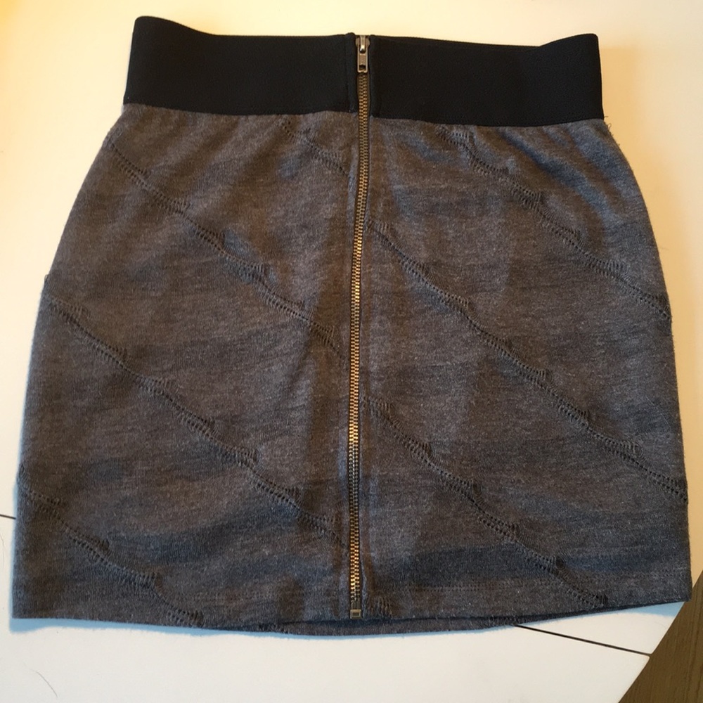 EUC Super soft zippered BCBGeneration mini skirt